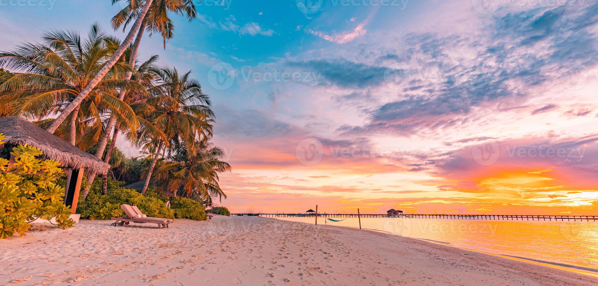 ruhiges sommerresort hotel urlaub urlaub landschaft. tropischer Inselsonnenuntergangstrand. Palmenufer Meersand. Exotische Naturlandschaft, inspirierende und friedliche Meeresspiegelung, erstaunlicher Himmelssonnenuntergang foto