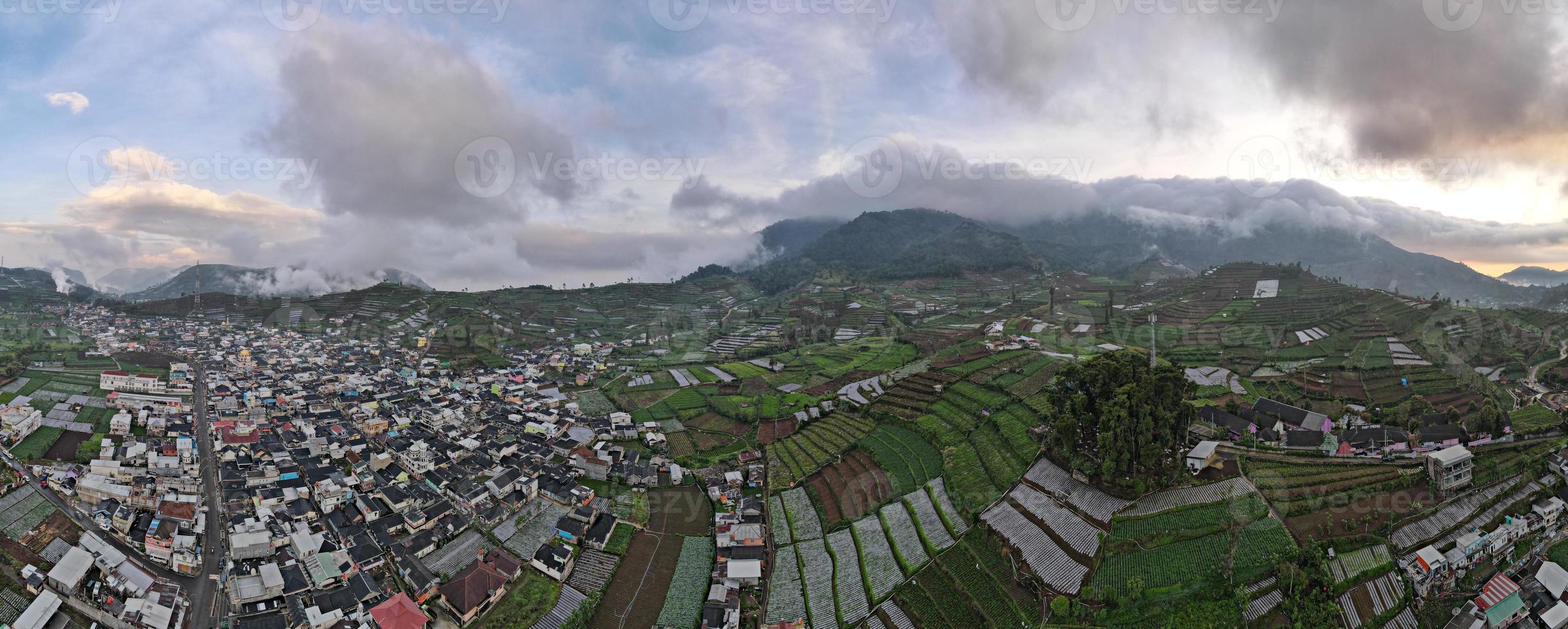 Luftaufnahme des Dieng-Dorfes in Wonosobo mit Berg drumherum foto