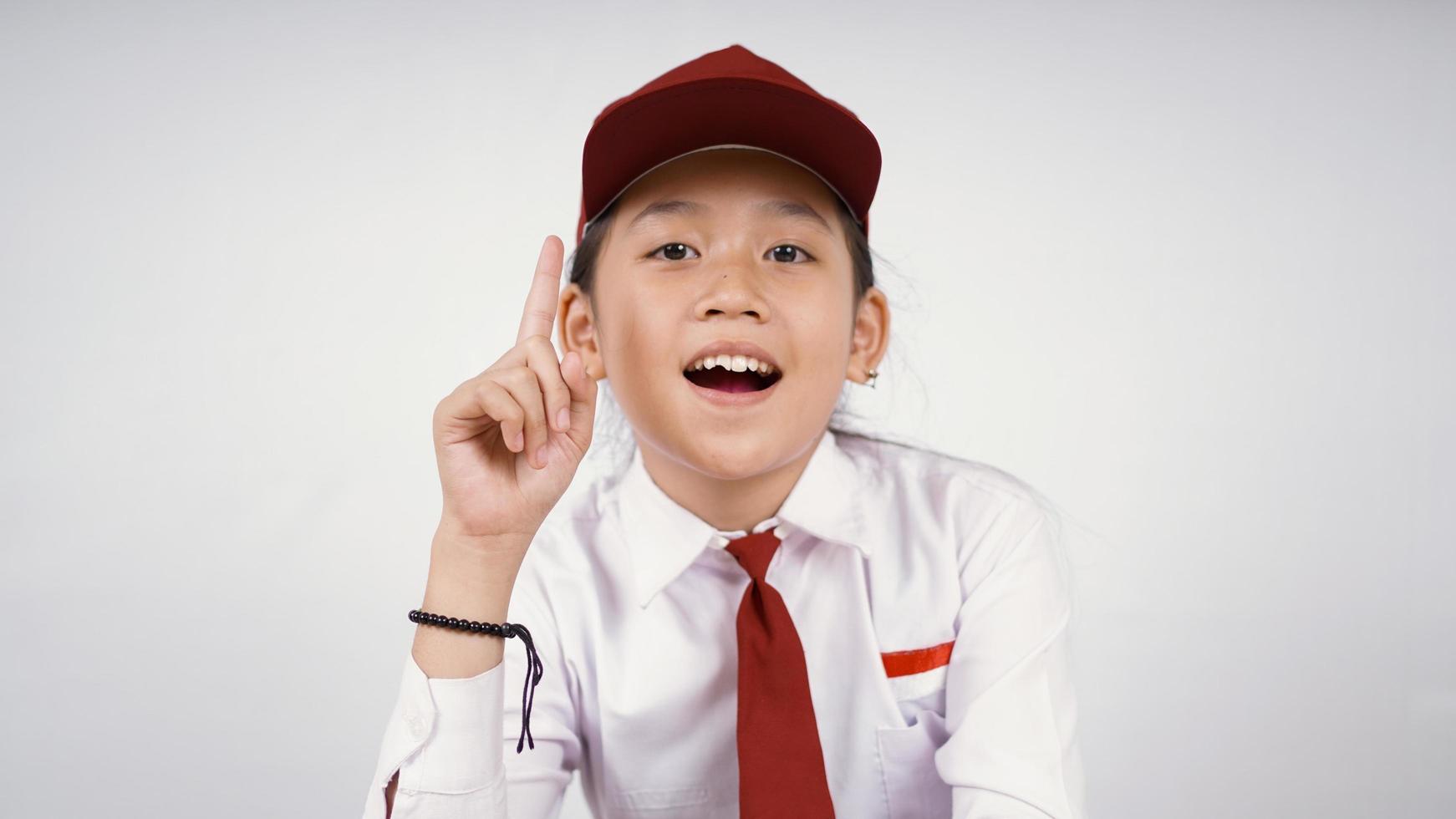 Grundschule asiatisches Mädchen findet interessante Idee isoliert auf weißem Hintergrund foto