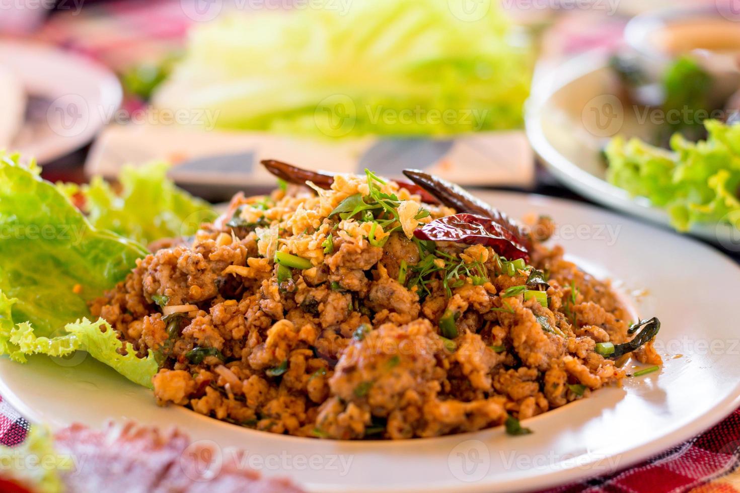 thailändischer würziger gehackter fisch aus dem norden auf einem weißen teller. leckeres Essen. foto