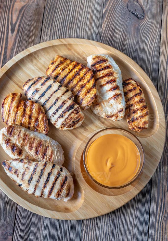 gegrillte Hähnchenbrust auf dem Holztablett foto