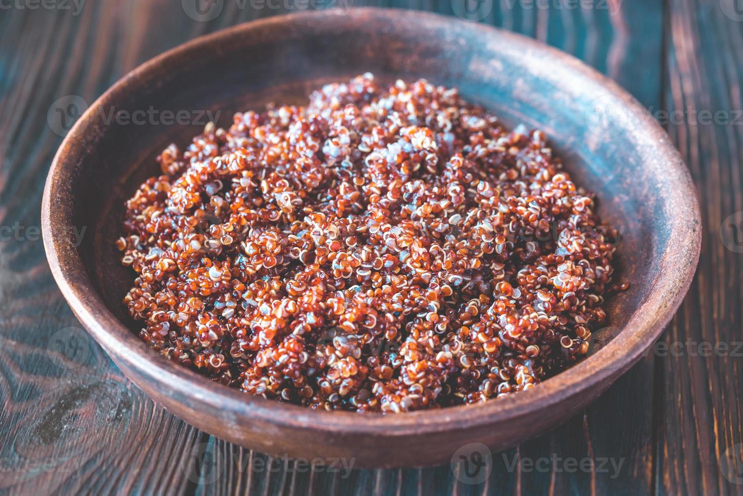 Schüssel mit rotem Quinoa foto