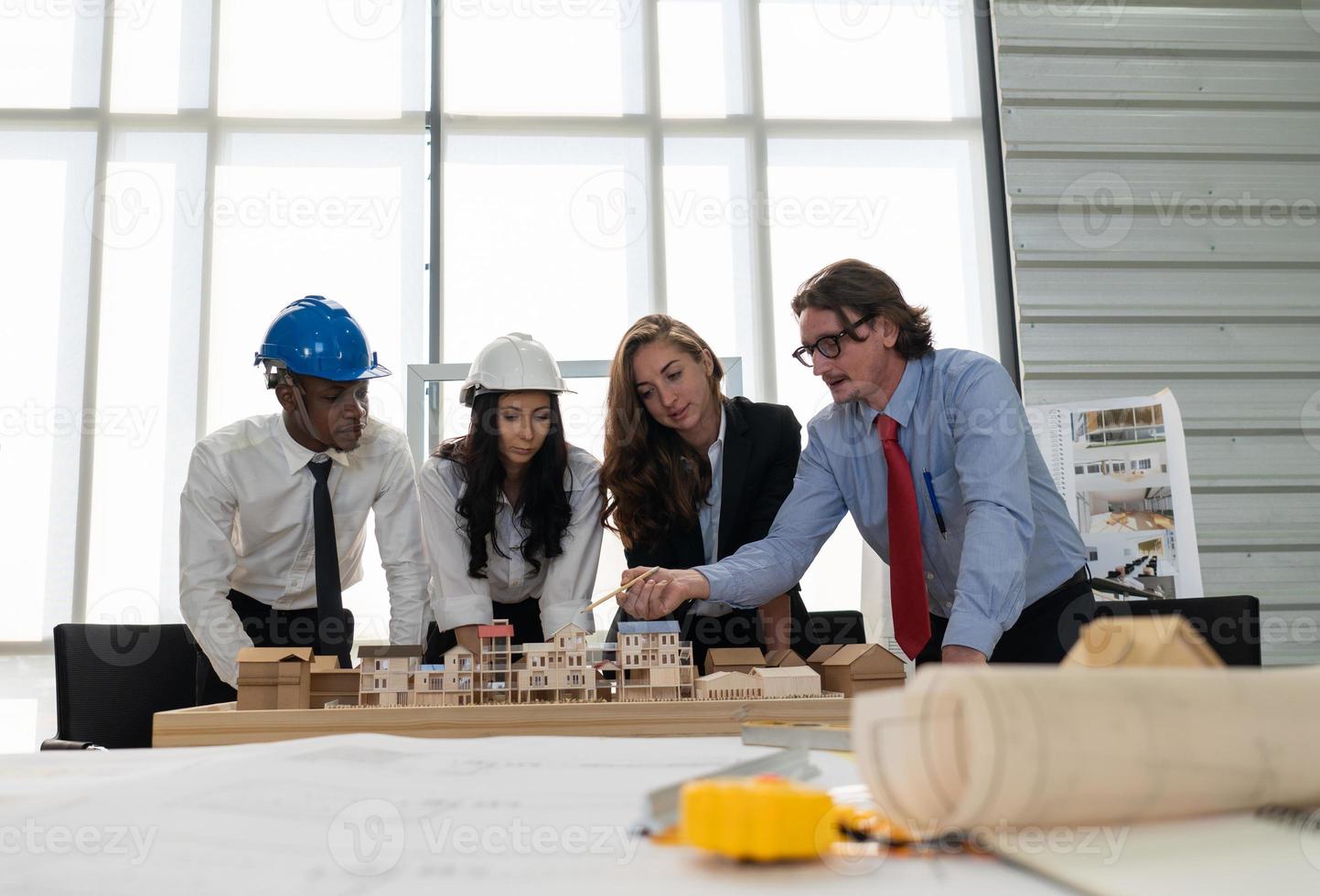 ingenieur- und architektenteam diskutieren bei einem treffen über ein neues hausmodell foto