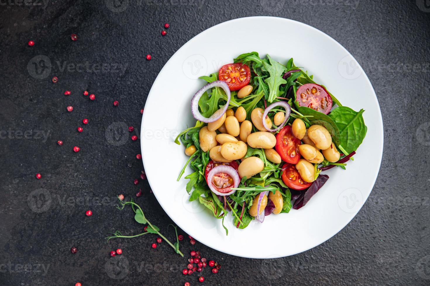 salat weiße bohnen, tomaten, blätter salatmischung blütenblätter frische portion gesunde mahlzeit essen foto