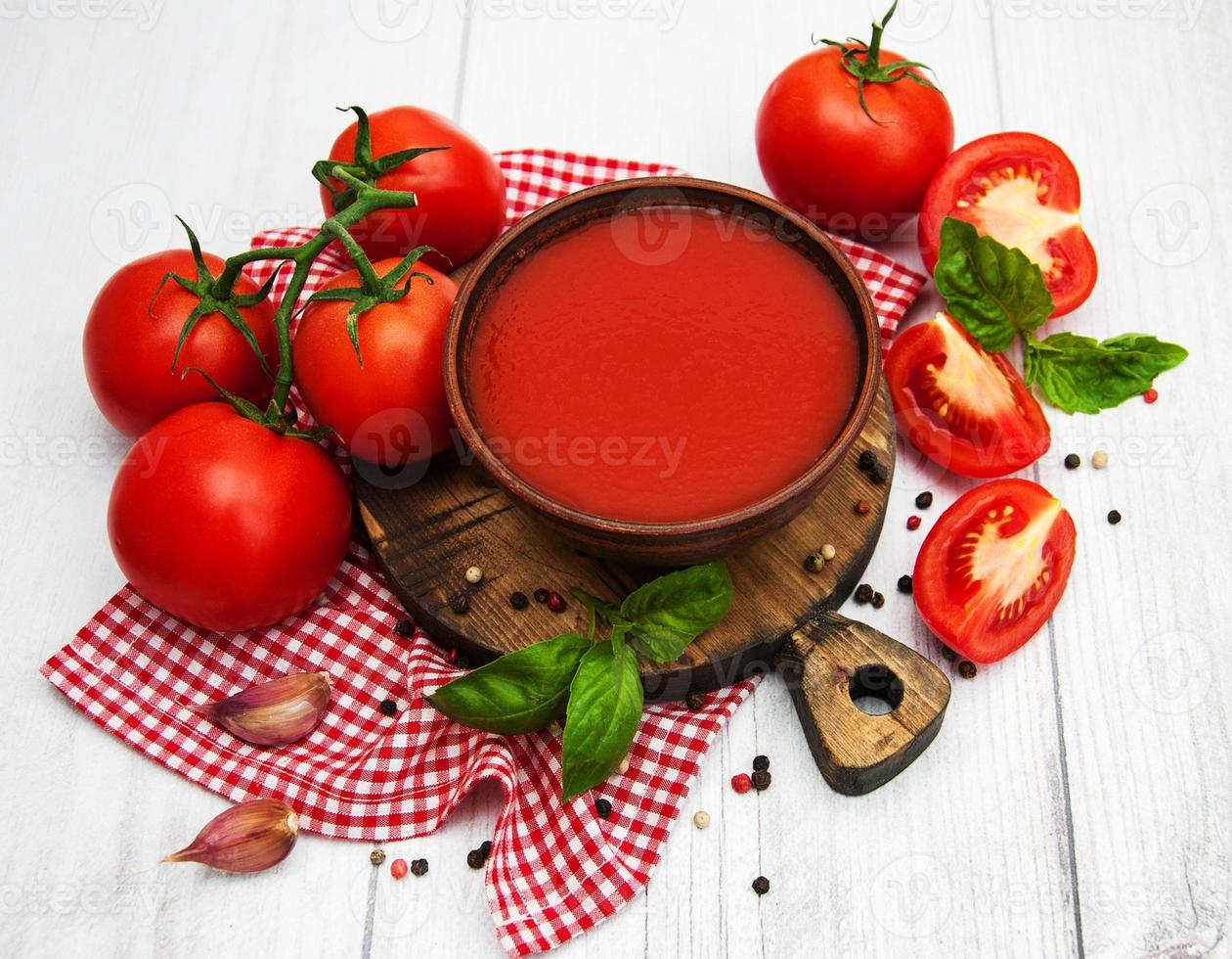 Schüssel mit Tomatensauce foto