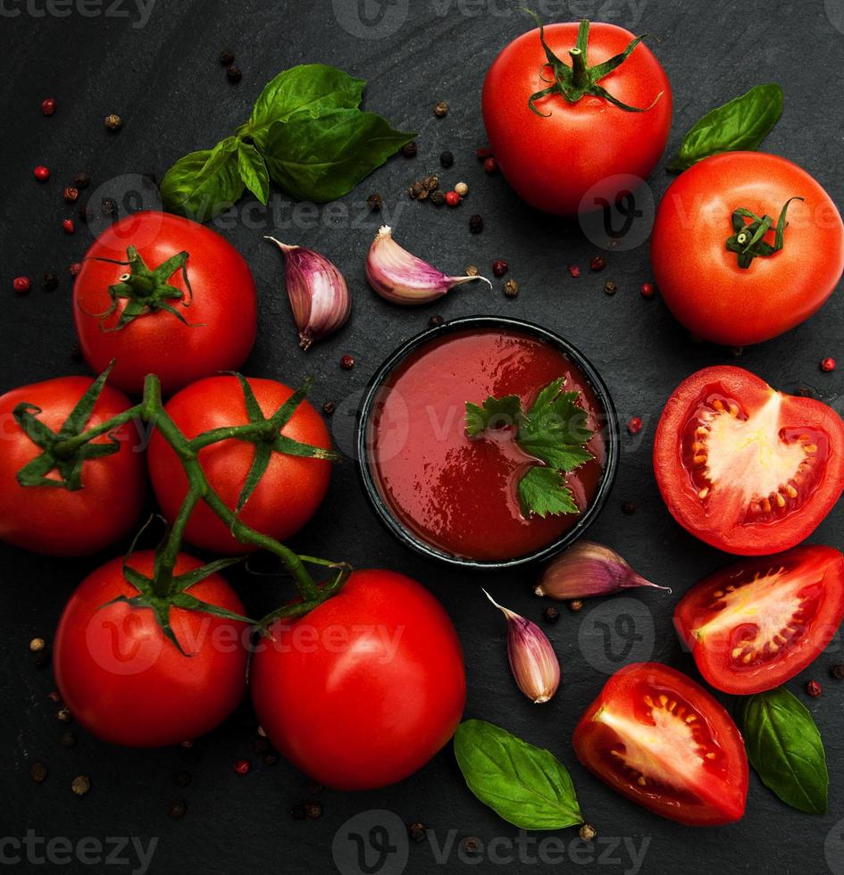 Schüssel mit Tomatensauce foto