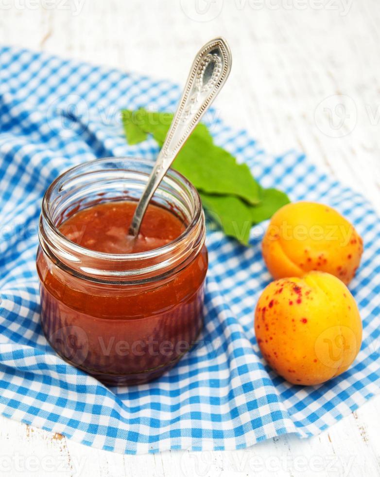 Aprikosenmarmelade auf dem Tisch foto