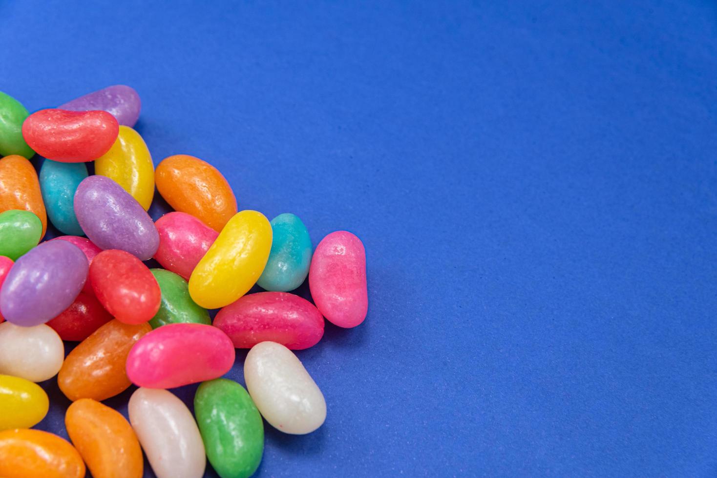 mehrere Jelly Beans auf blauem Hintergrund foto