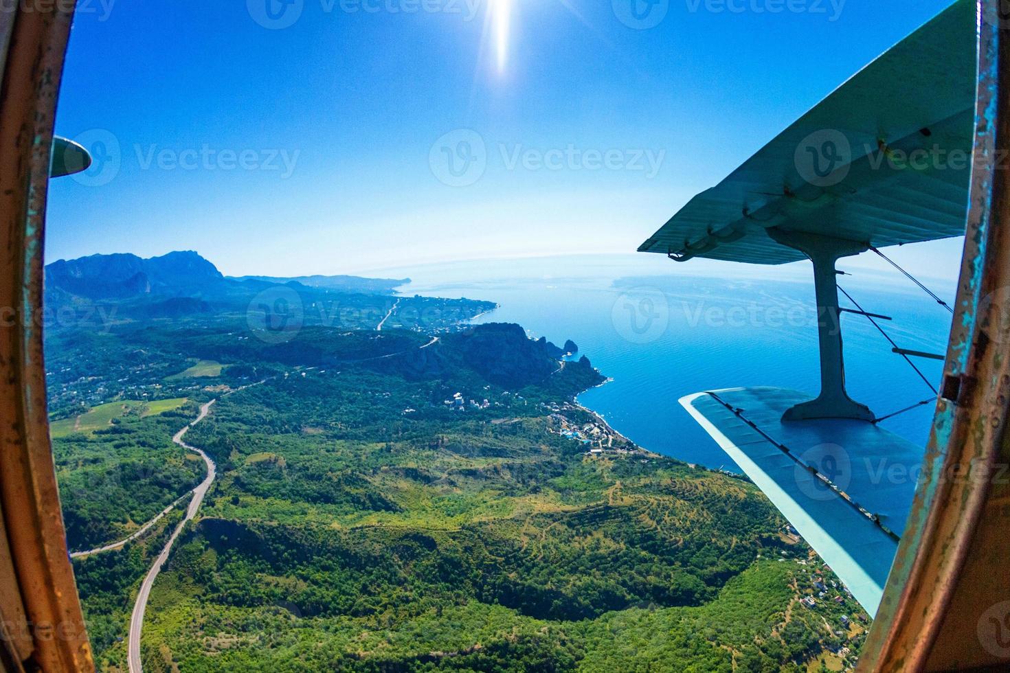 Blick auf den Wald und die Berge aus dem Flugzeug foto