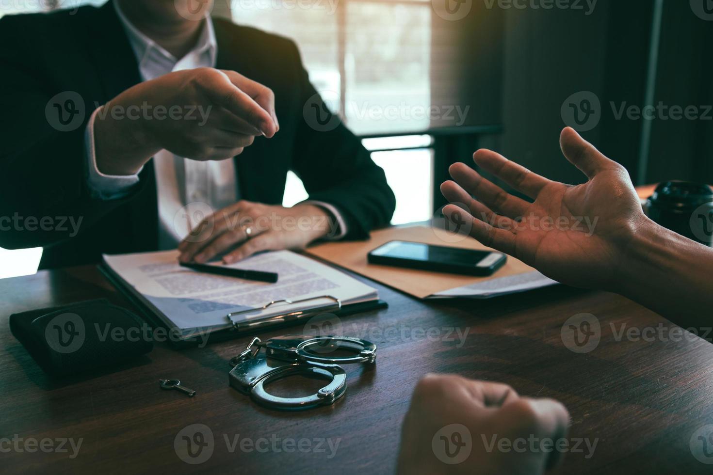 Polizisten sprechen von Vorwürfen des Fehlverhaltens der Beschuldigten in Einbruchsfällen. foto