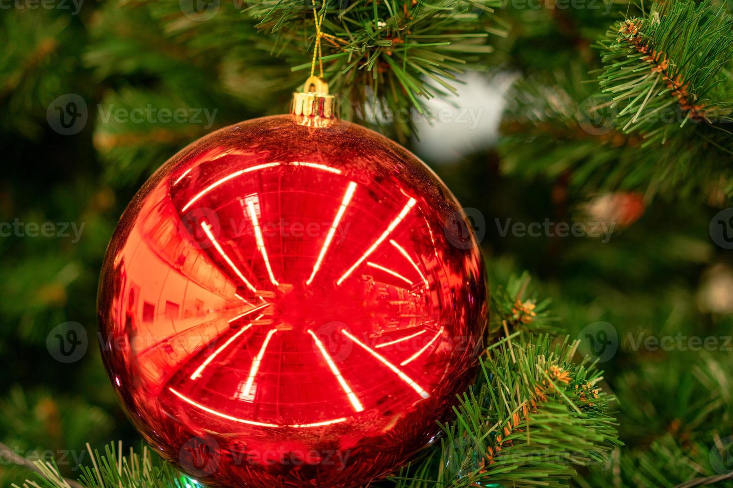 rote kugeln am weihnachtsbaum foto