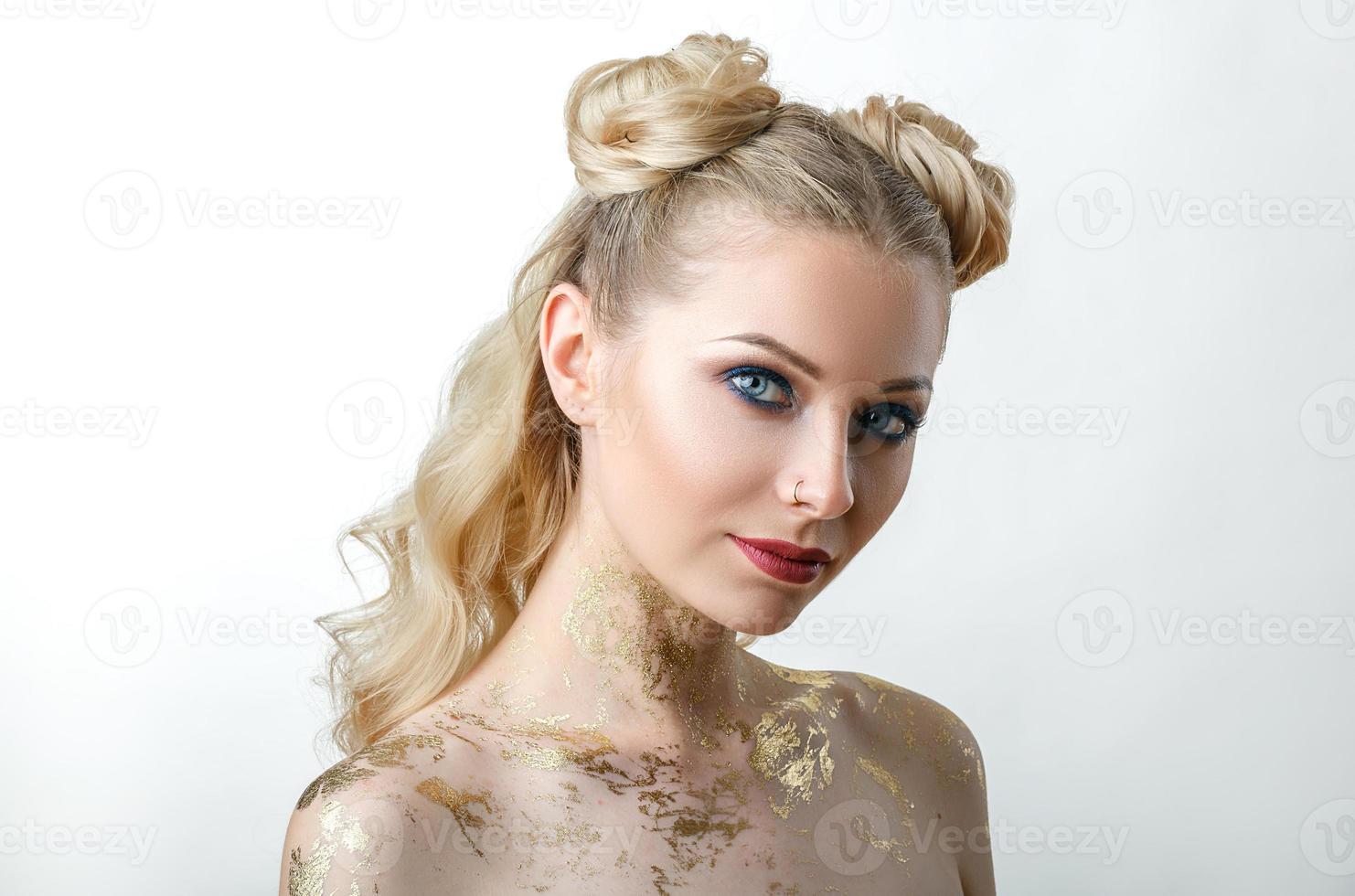 schönes vorbildliches Mädchen mit. Mode-Make-up, Porträt einer jungen Frau auf hellem Hintergrund mit blonden Haaren foto