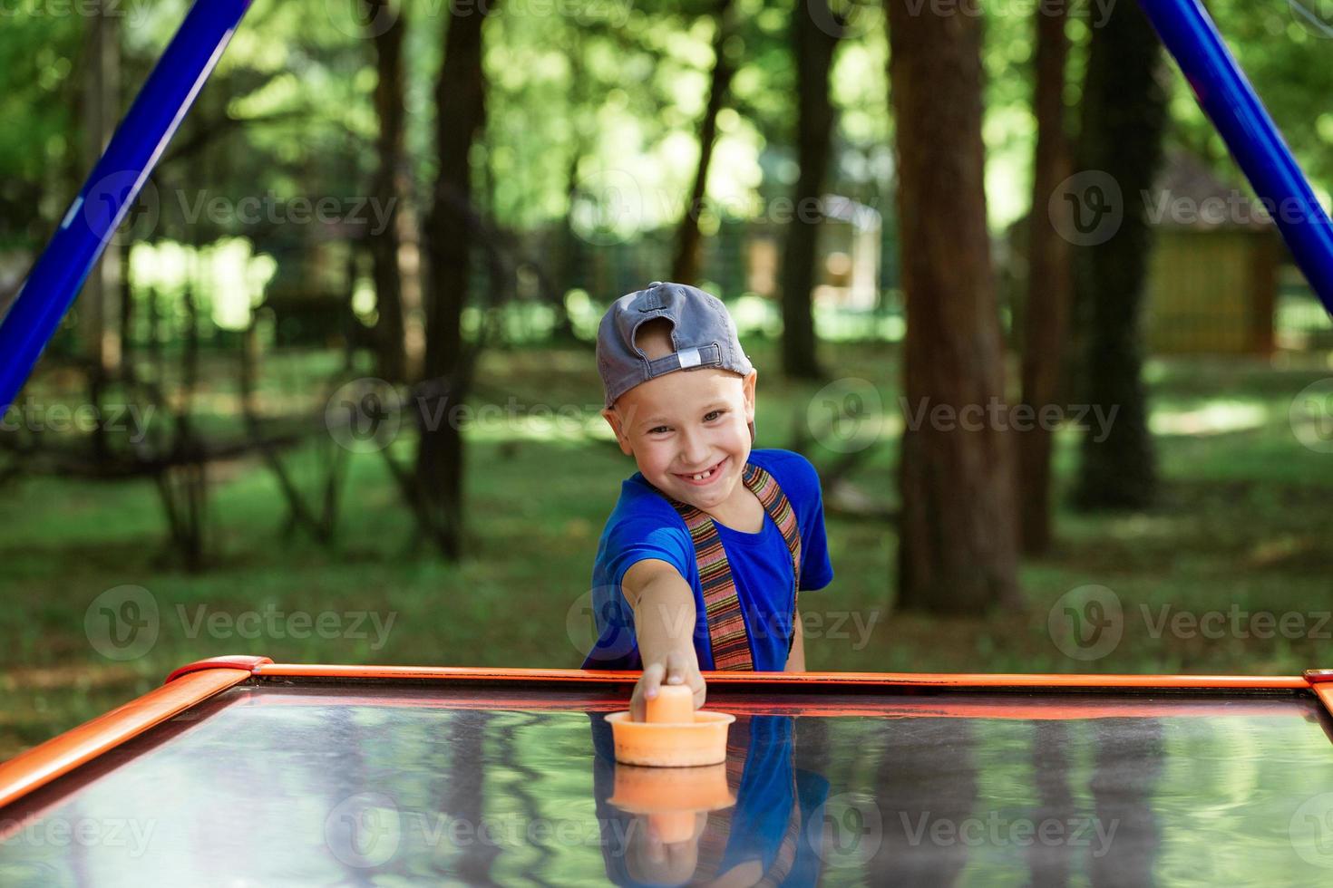 Junge, der im Park Airhockey spielt foto