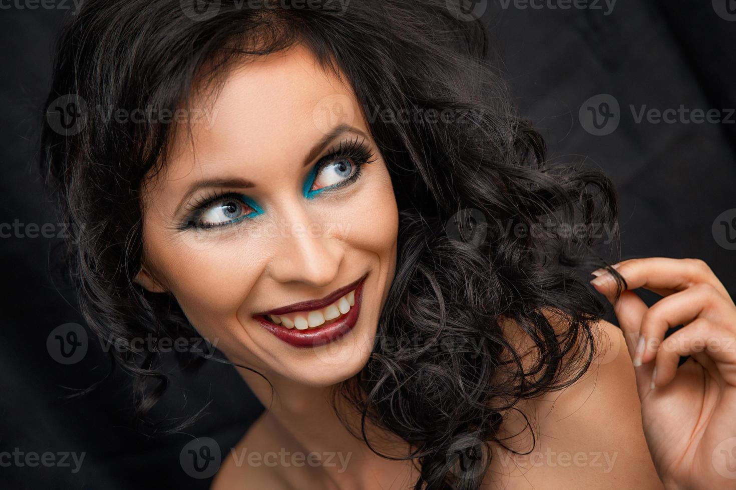 Porträt einer lächelnden Frau mit hellem Make-up, brünett foto