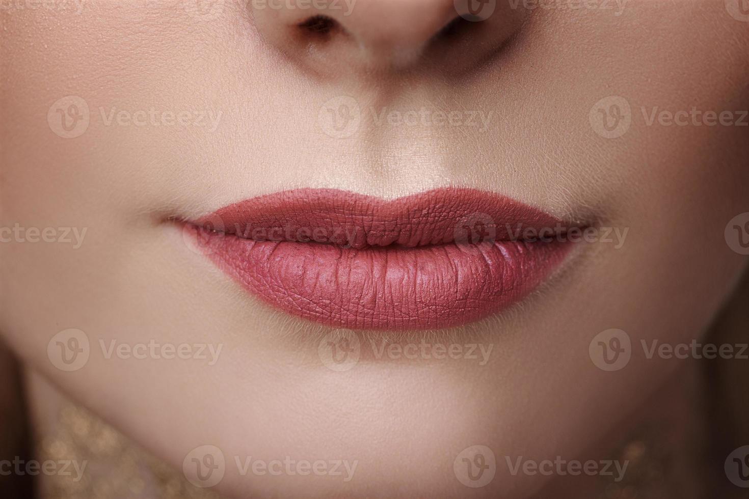 schöne frauenlippen nahaufnahme, schönheits- und hautpflegekonzept foto