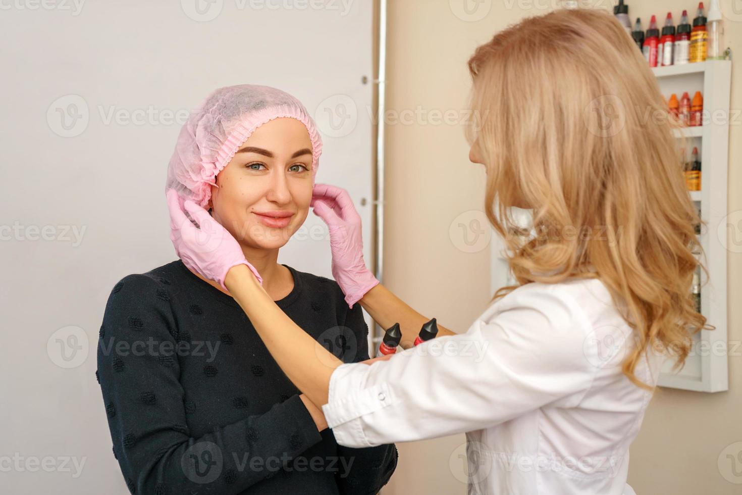 Büro zum Tätowieren von Augenbrauen und Lippen, der Kunde wählt die Farbe für das Tätowieren foto