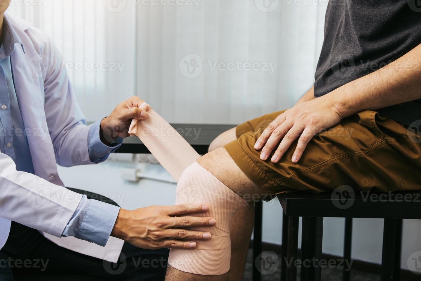 asiatische physiotherapeuten begutachten die ergebnisse einer knieoperation. foto