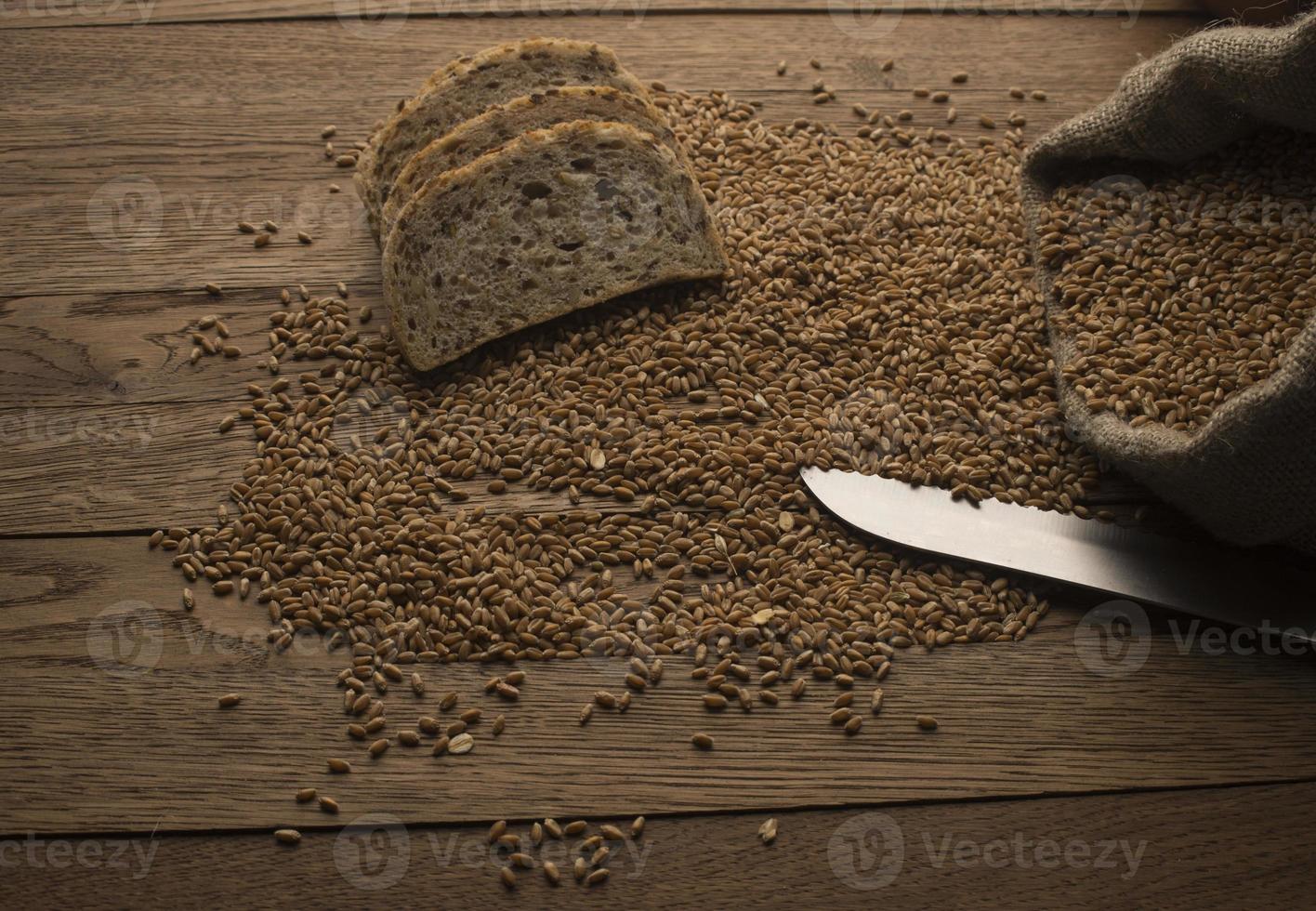 geschnittenes Brot auf hölzernem Hintergrund foto