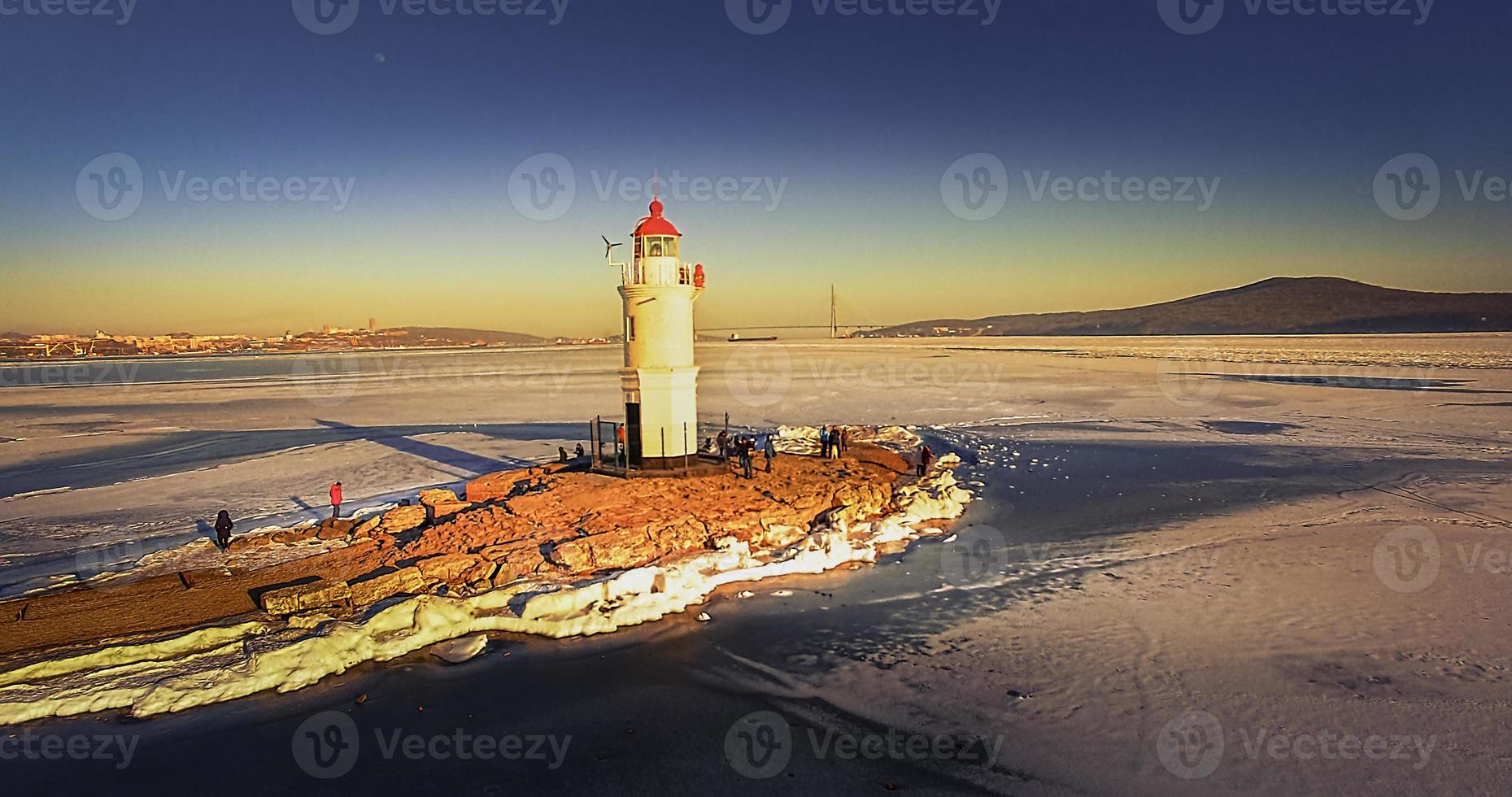 meer leuchtturm auf der tokarevskaya koshka felsenzunge, im winter. foto