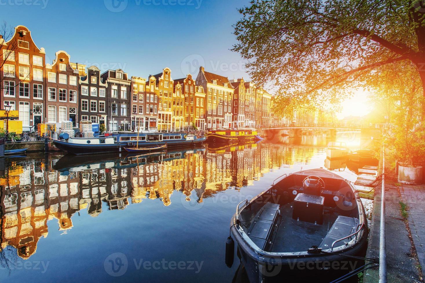 Amsterdamer Kanal bei Sonnenuntergang. ist die Hauptstadt foto