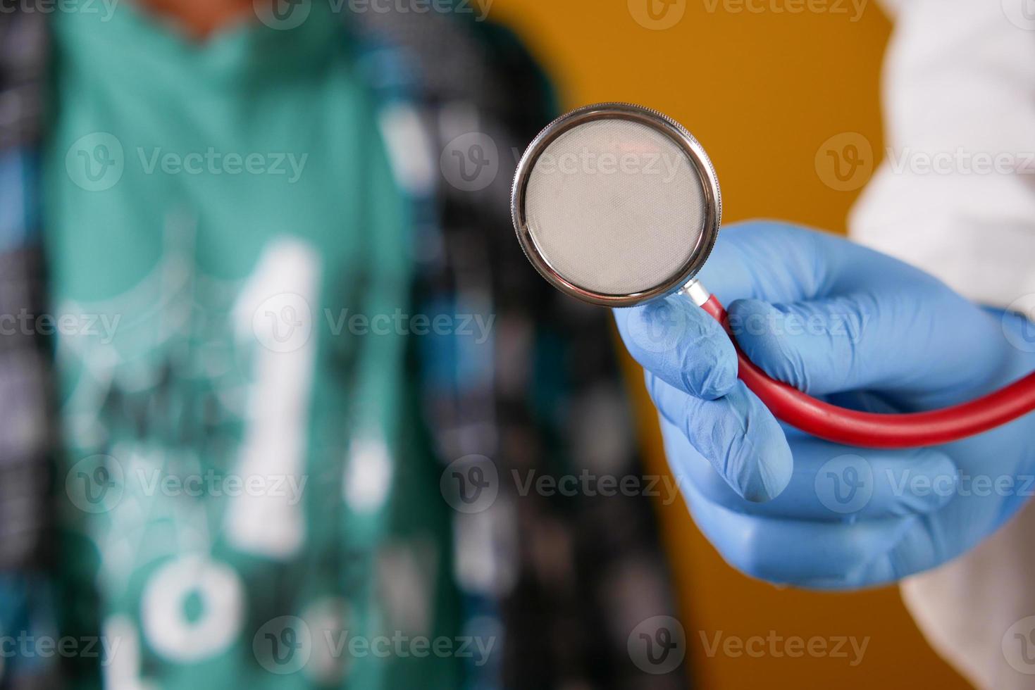 Arzt mit einem Stethoskop, der den Körper überprüft, Nahaufnahme foto