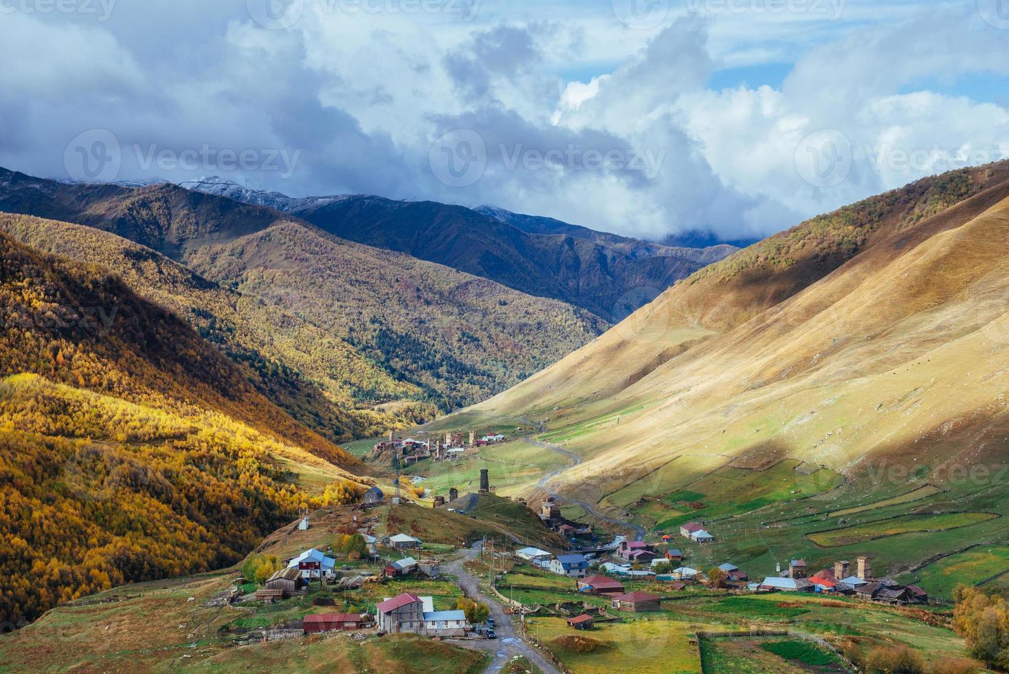 fantastische schönheit der stadt zwischen den bergen in georgia europa foto