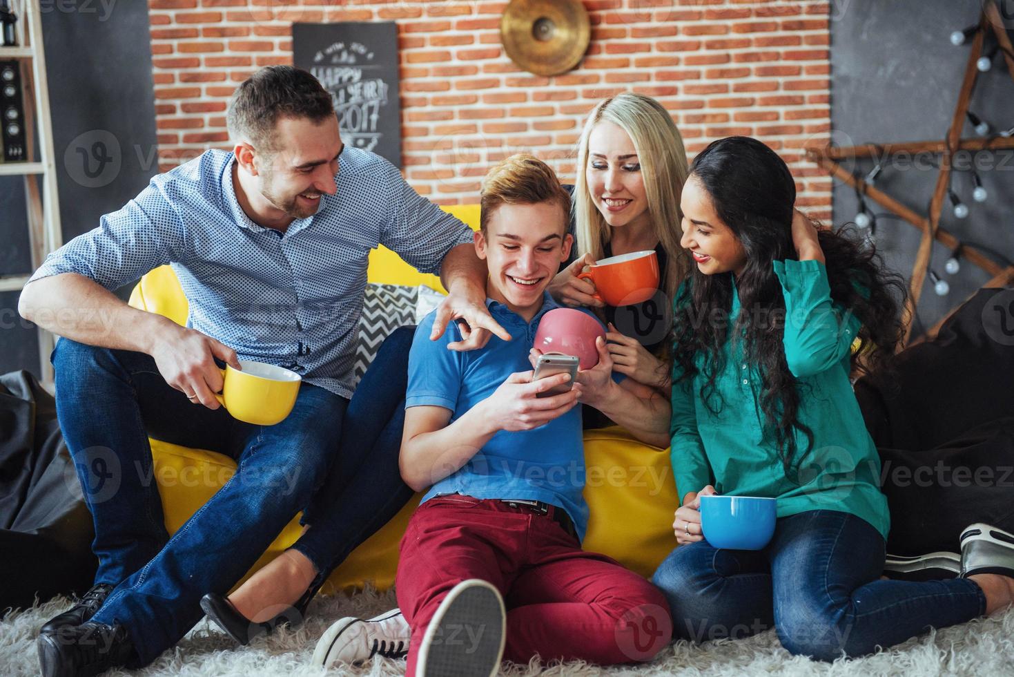 Gruppenporträt fröhlicher alter Freunde kommunizieren miteinander, Freund, der im Café posiert, Menschen im urbanen Stil, die Spaß haben, Konzepte über den Lebensstil der Jugend. WLAN verbunden foto