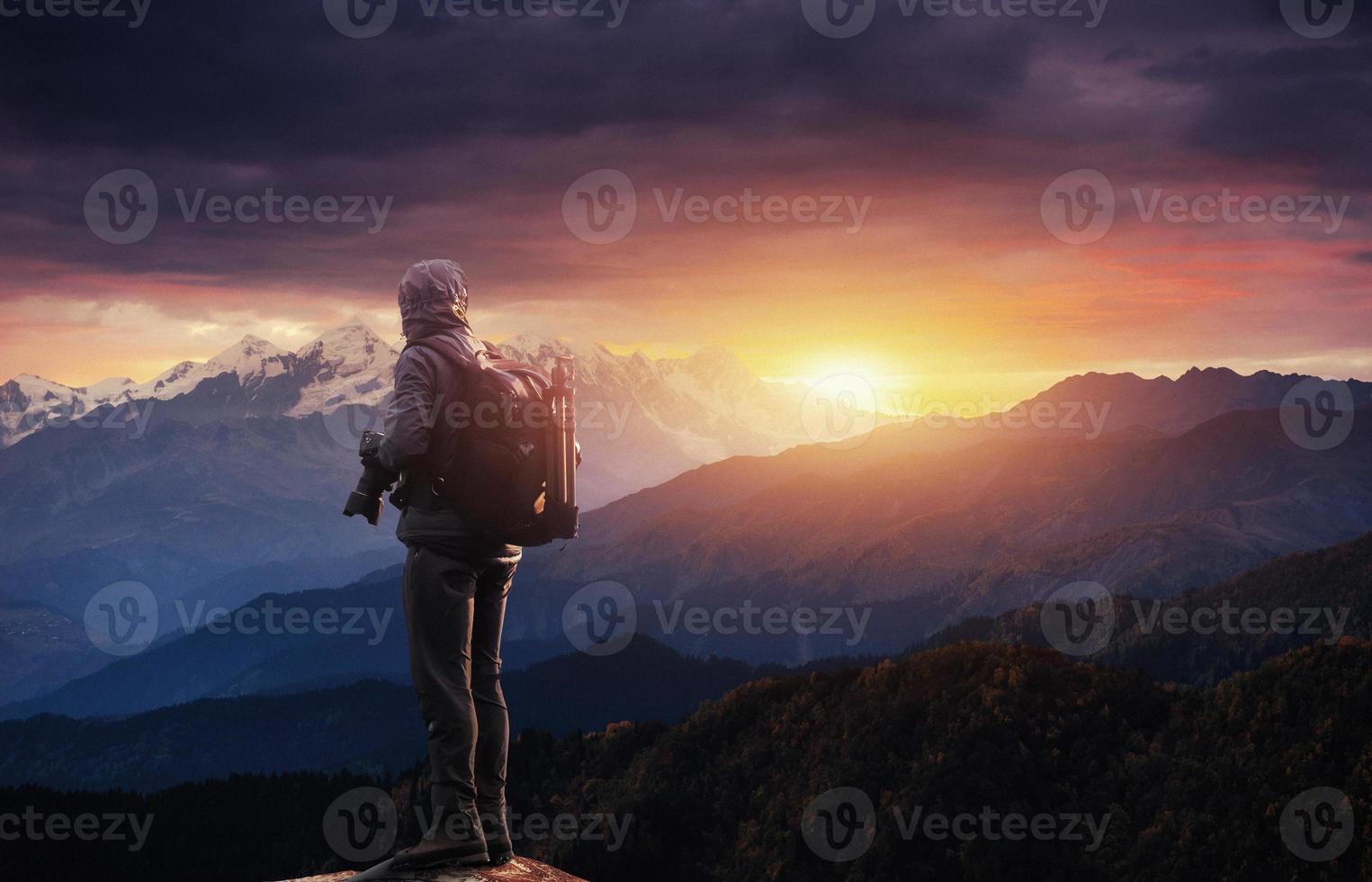 professioneller fotograf macht fotos mit großer kamera auf felsgipfel