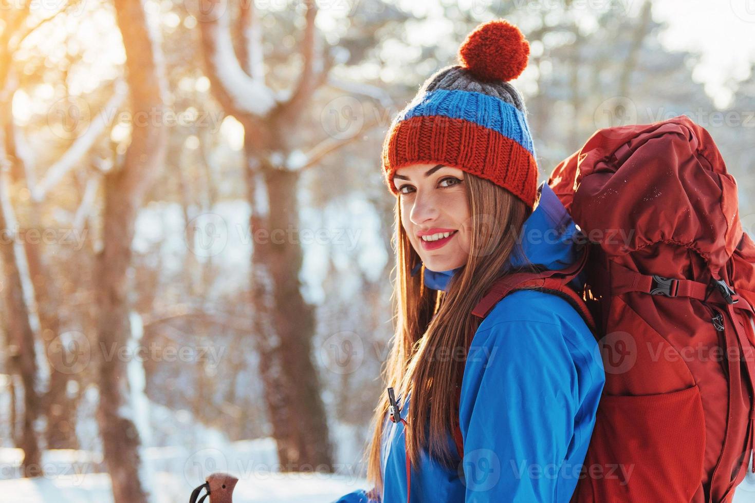 Frau Reisende mit Rucksack Wandern Reisen Lifestyle Abenteuer Konzept Aktivurlaub im Freien. schöne Waldlandschaft foto