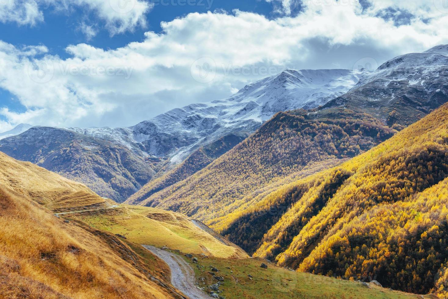 Goldene Herbstlandschaft zwischen den Rocky Mountains in Georgia. Steinstraße. Europa foto