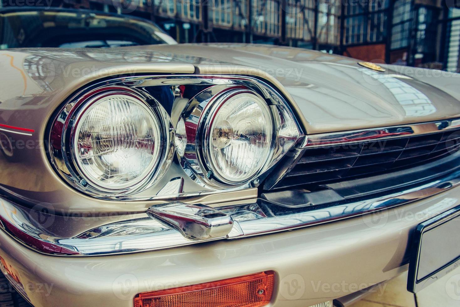 Nahaufnahme des alten Autos mit silberfarbener Farbe auf der Automobilausstellung. foto