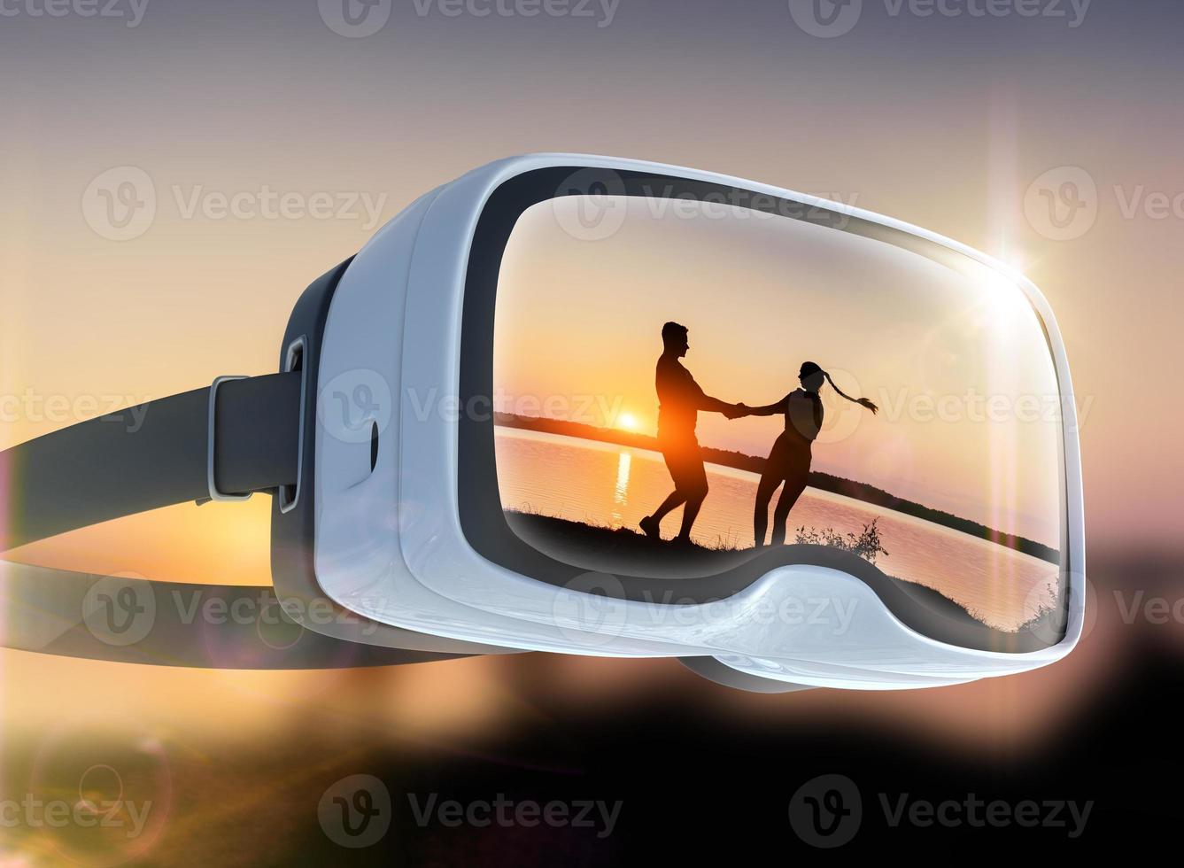 Virtual-Reality-Headset, Doppelbelichtung, romantisches Paar am Strand bei farbenfrohem Sonnenuntergang foto