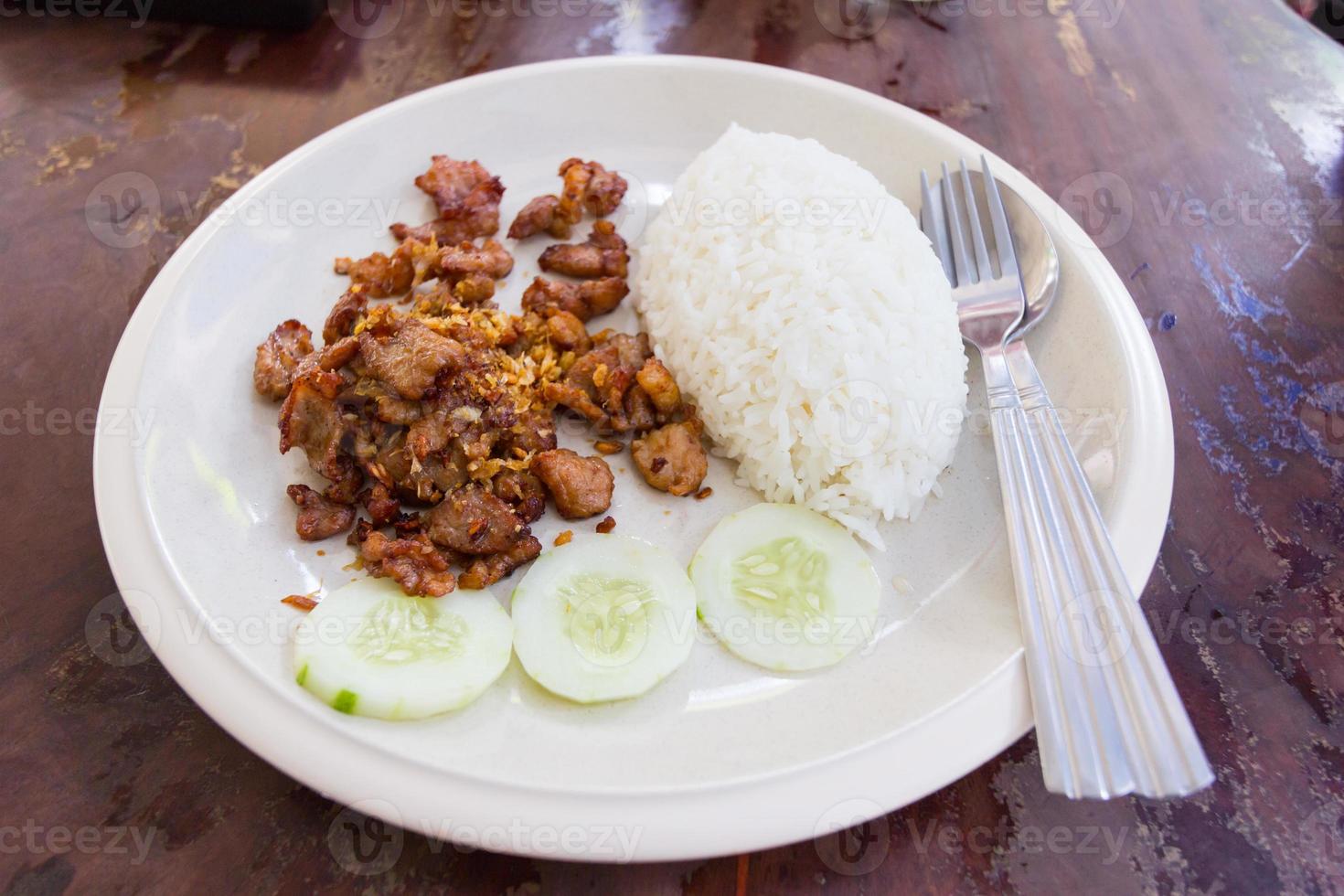 gebratenes Schweinefleisch mit Knoblauch und Pfeffer und Reis foto