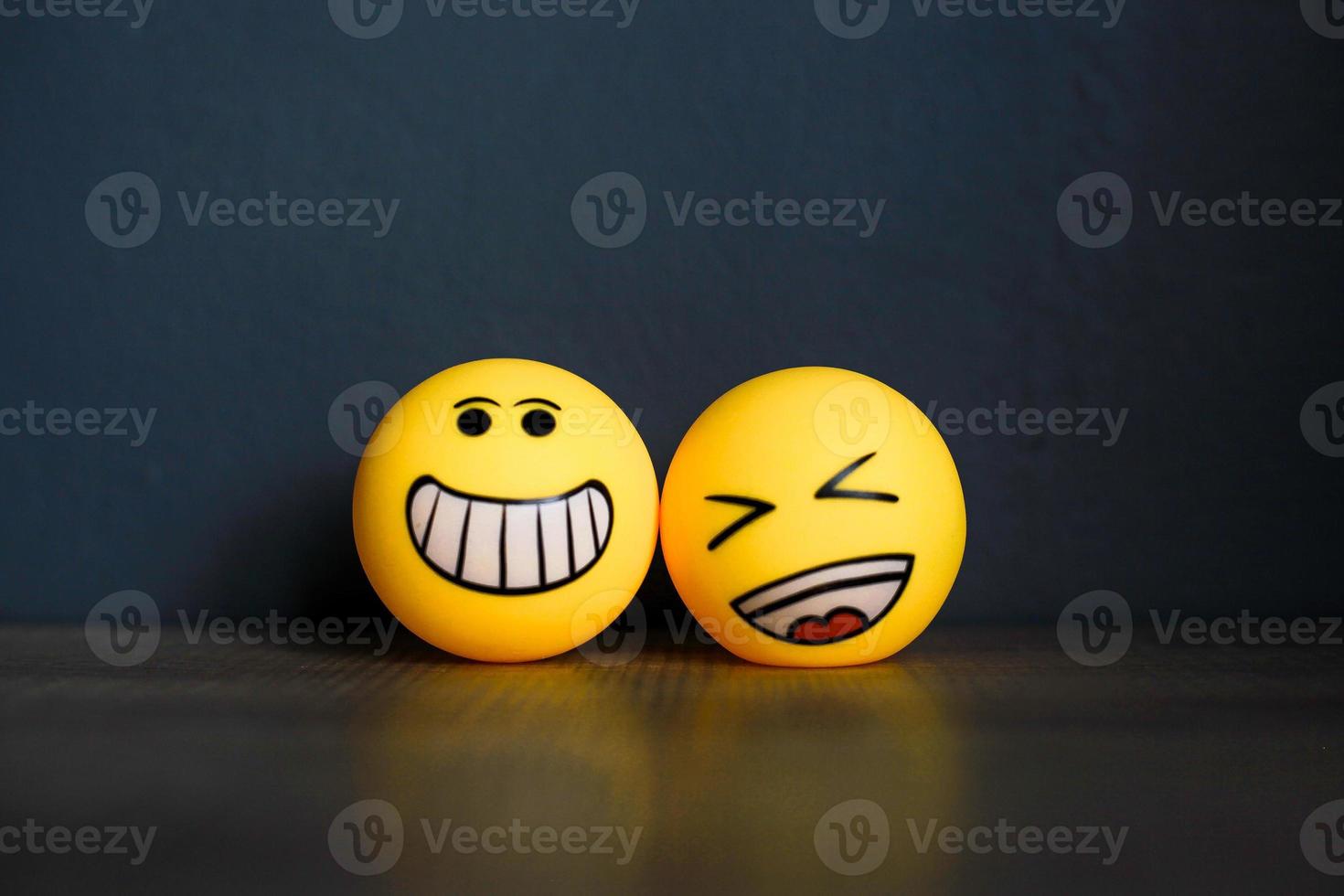 lachen Emoticon mit Smiley-Emoticon auf schwarzem Hintergrund isoliert foto