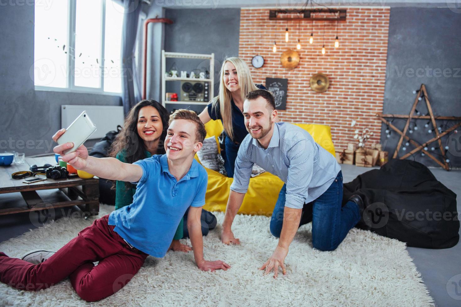 gruppe schöne junge leute, die selfie in einem café machen, beste freunde mädchen und jungen, die zusammen spaß haben und emotionales lebensstilkonzept posieren foto