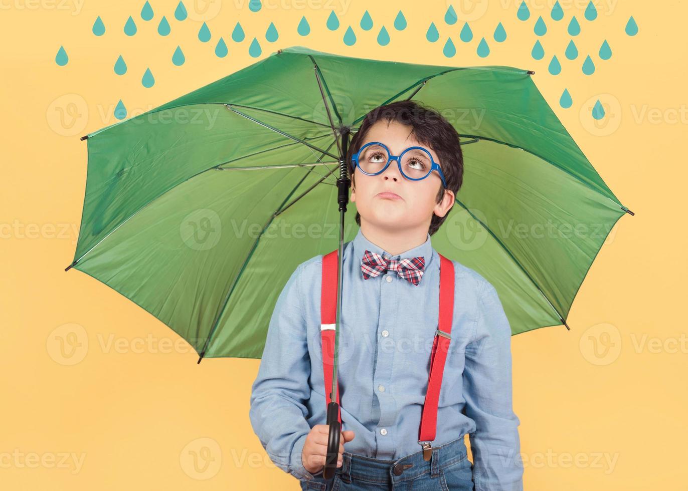 Kind mit grünem Regenschirm foto