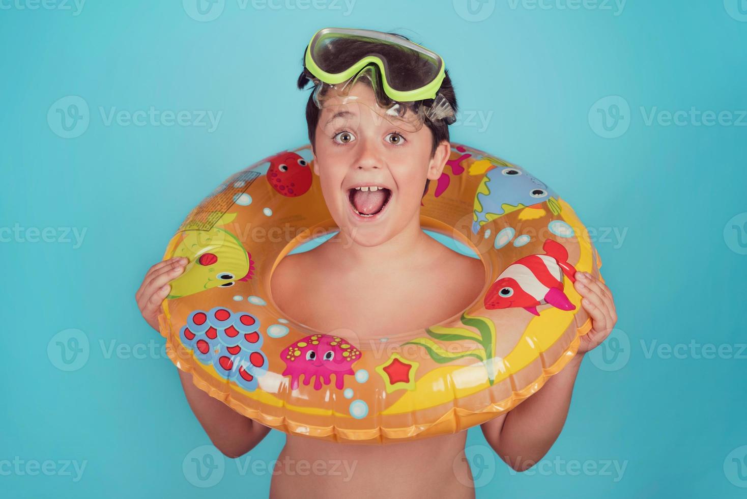 glückliches Kind, das mit Schwimmerring lächelt foto