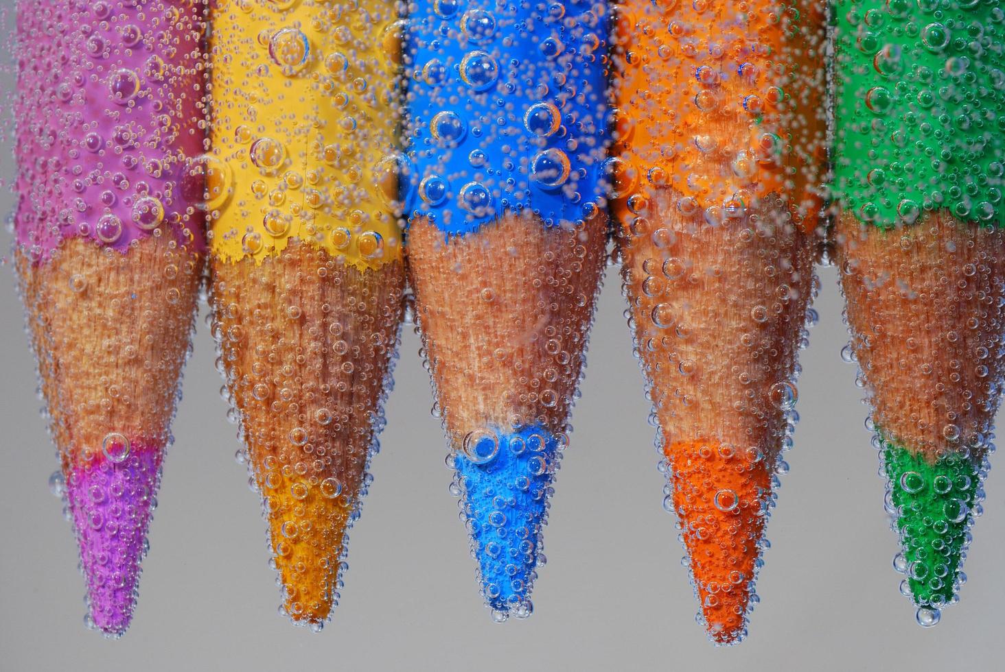 fünf Buntstift mit vielen Spitzen im Wasser foto