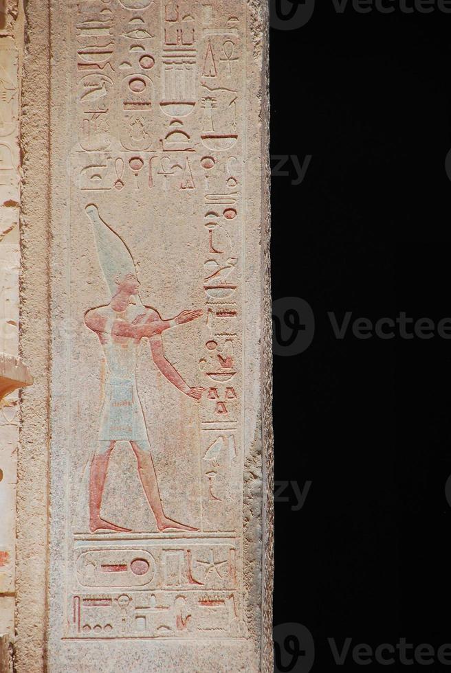 Hieroglyphen in Stein foto