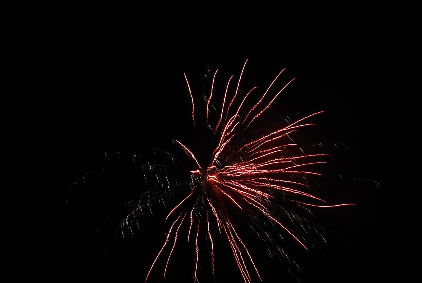 Rote Explosion bei einem Feuerwerk in der Nacht des neuen Jahres foto