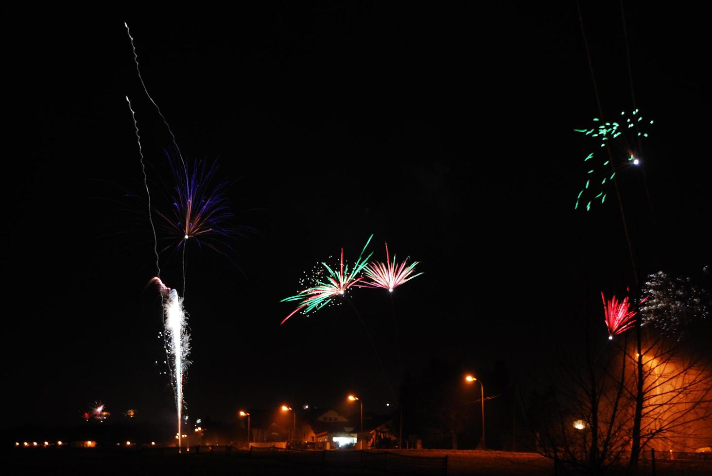 bunt viele explosion bei einem feuerwerk in der nacht von silvester foto