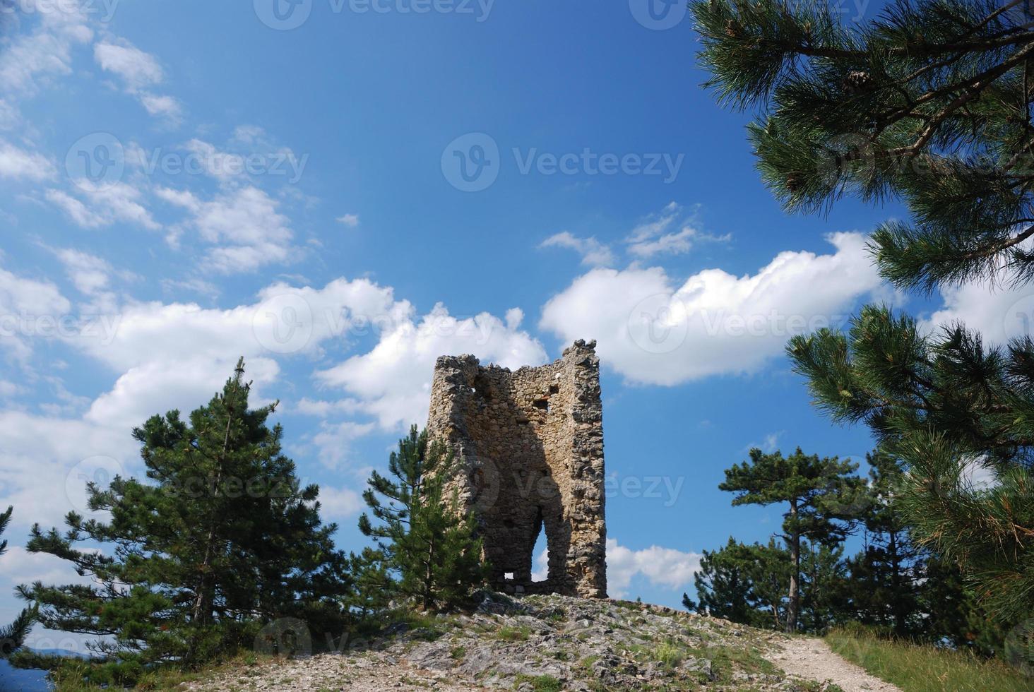 Ruine und blauer Himmel foto