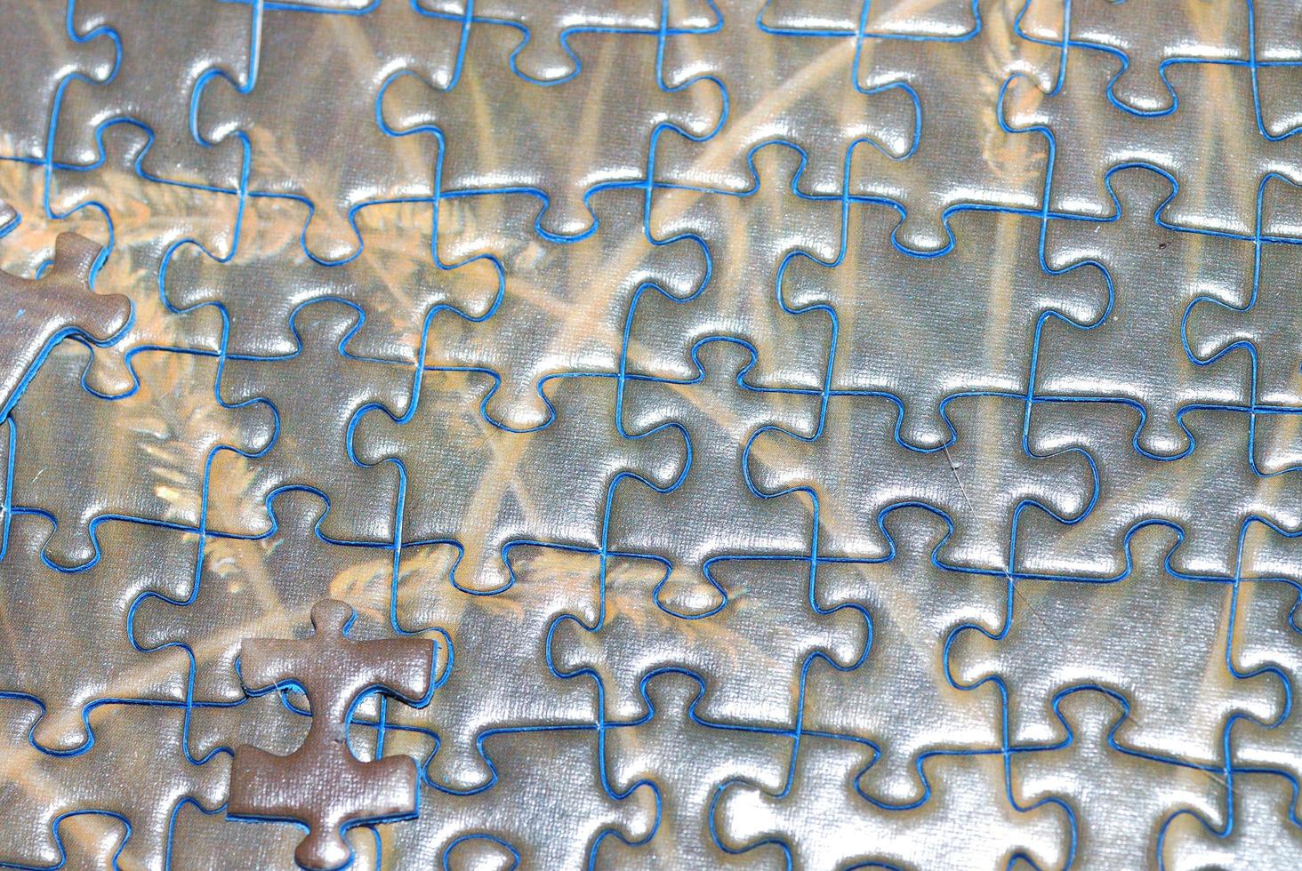 Viele Puzzleteile mit blauem Rand verbunden foto