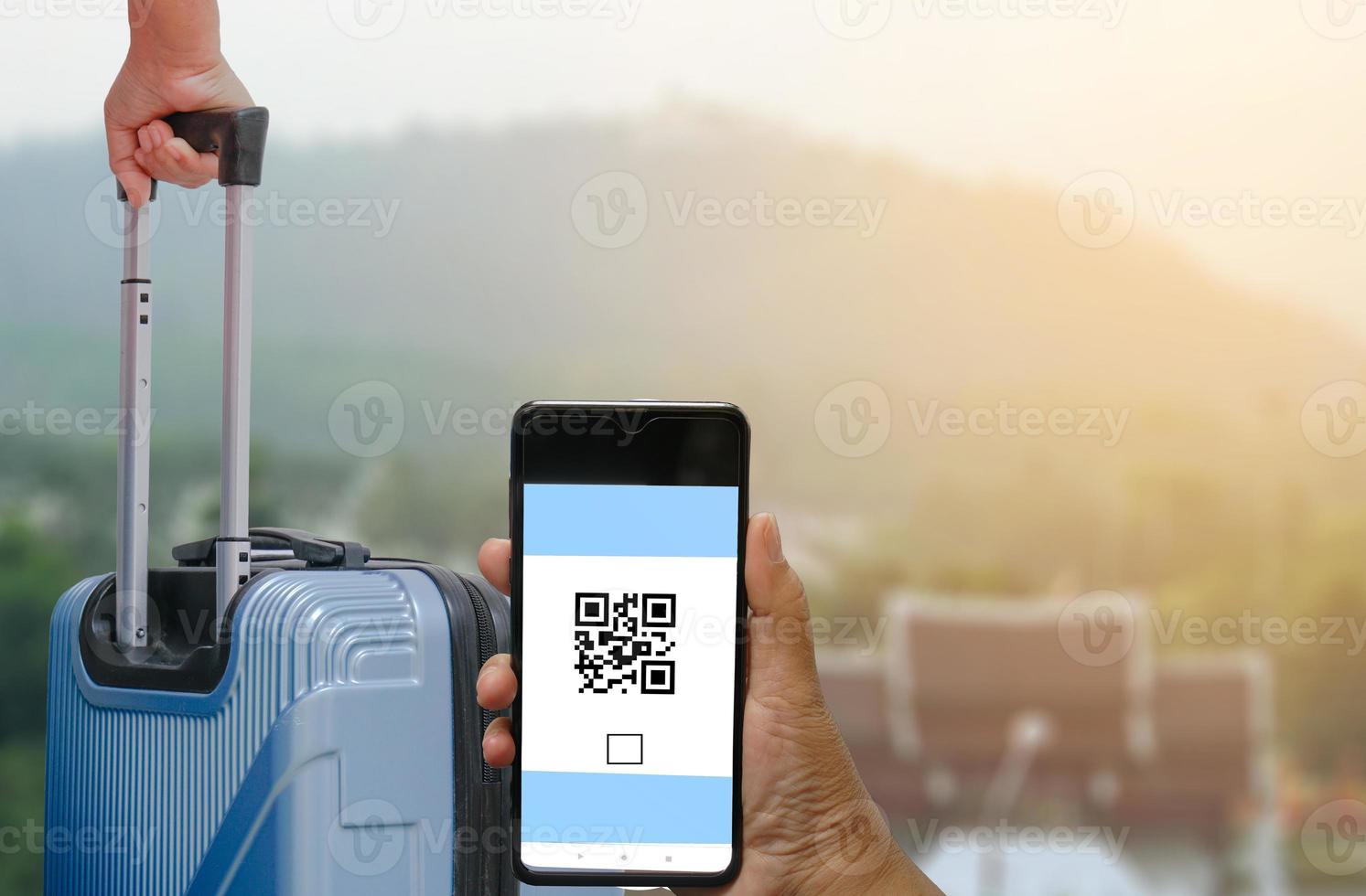 konzept des scannens eines mobilen qr-codes auf einem handy. foto