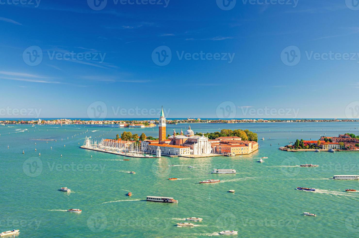 luftpanoramablick auf die insel san giorgio maggiore mit campanile san giorgio in der venezianischen lagune foto