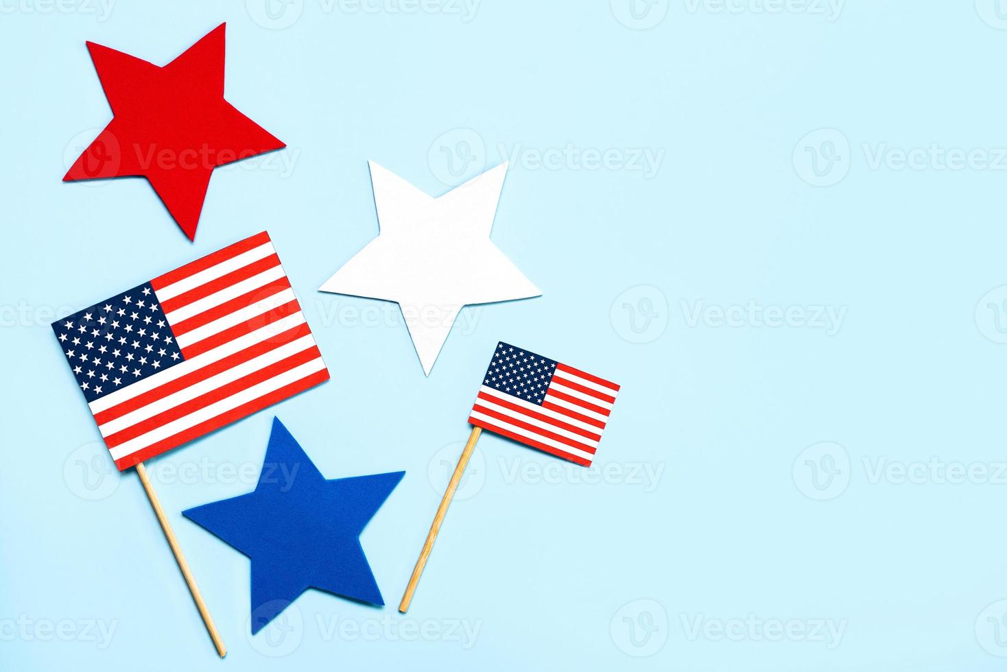Unabhängigkeitstag am 4. Juli. amerikanische flaggen und sterne mit kopierraum foto