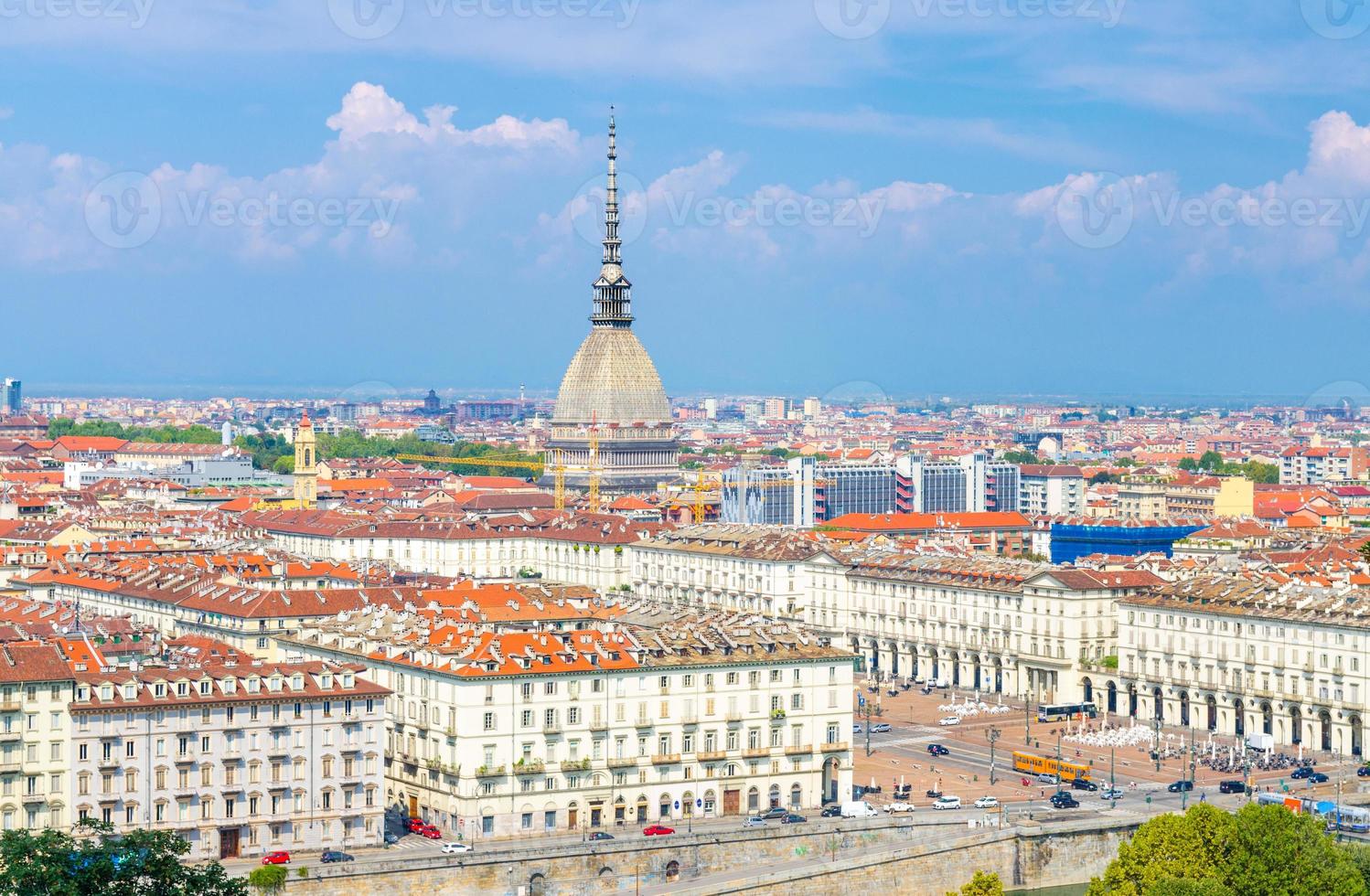 Luftaufnahme von oben Panoramablick auf die Skyline des Stadtzentrums von Turin mit der Piazza Vittorio Veneto, dem Fluss Po foto