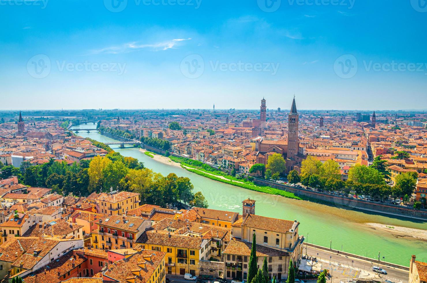 luftaufnahme des historischen stadtzentrums von verona foto