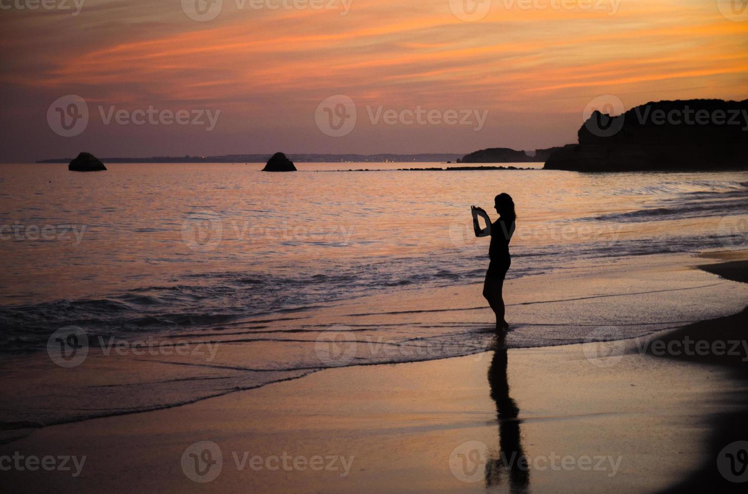 portugal, algarve, die besten strände von portimao, praia da rocha, sonnenuntergang über dem atlantik foto