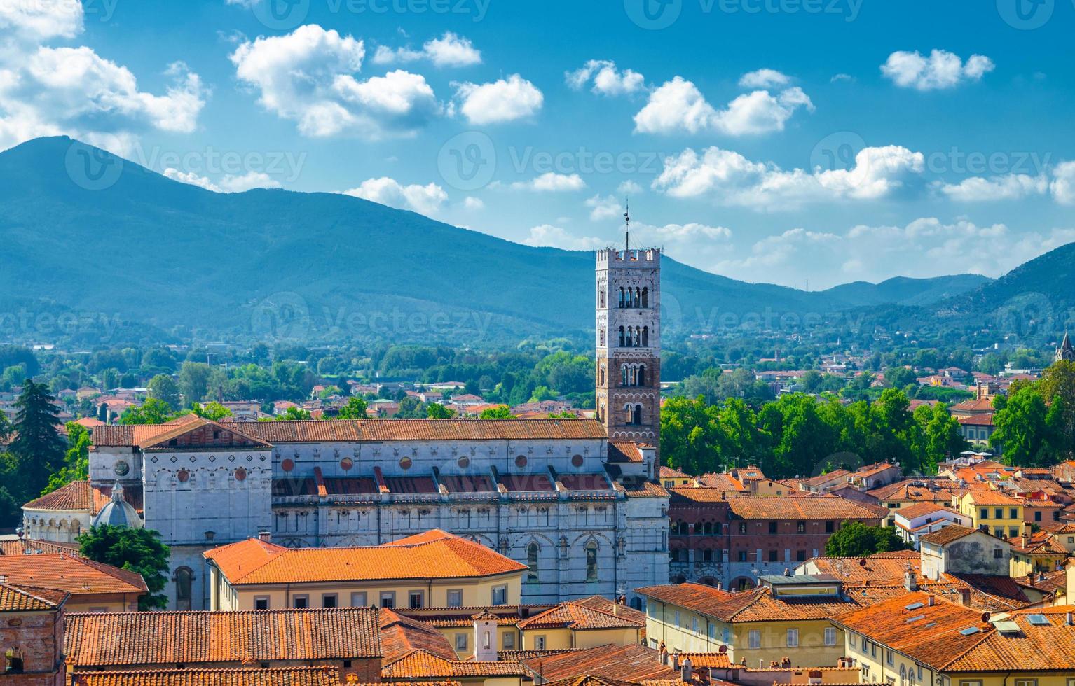 Luftaufnahme von oben Panoramablick auf den Duomo di San Martino Glockenturm der Kathedrale von San Martin foto